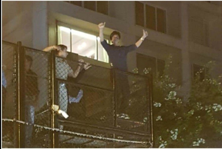 shahrukh khan at mannat