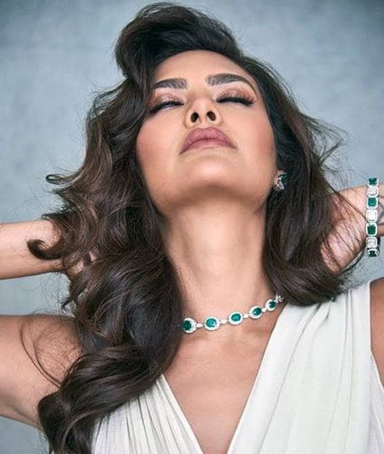 Esha Gupta's Bikini Photos Viral, Crazy Fans Watching Acts