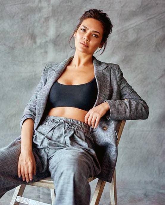 Esha Gupta's Bikini Photos Viral, Crazy Fans Watching Acts