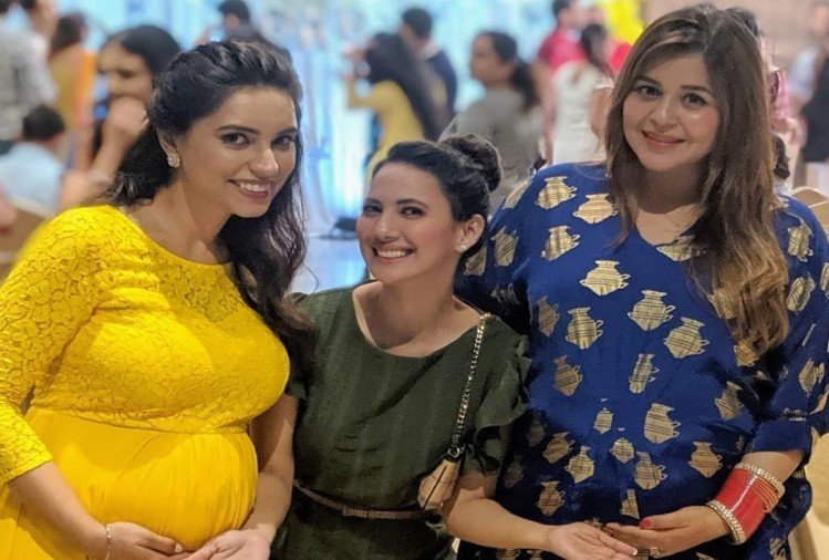 दोस्तों के साथ गिन्नी चतरथ